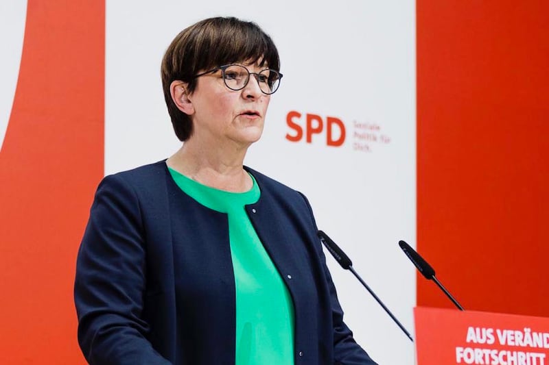 德國社民黨黨主席之一埃斯肯(Saskia Esken)譴責了施羅德國普京戰爭罪行的辯護,並促其退黨。(埃斯肯推特圖片)