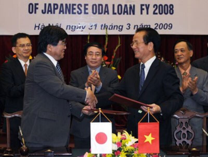 Đại sứ Nhật Bản tại Việt Nam Sakaba Matsuo và Bộ trưởng Kế hoạch và Đầu tư Võ Hồng Phúc tại buổi lễ ký kết ODAcủa Nhật cho Việt Nam tại Hà Nội vào ngày 31 tháng 3 năm 2009. AFP photo