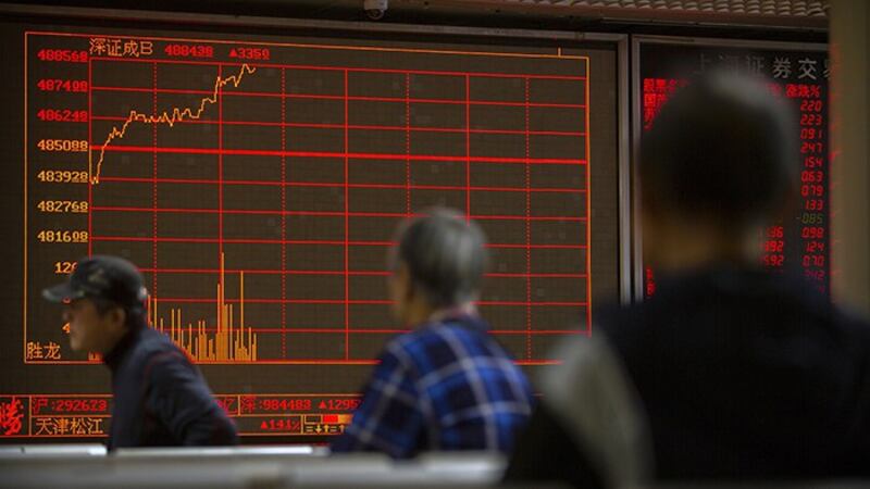 美中首阶段贸易协议可能推迟签订，中国和香港股市应声下跌。香港的恒生指数下跌超过四百点，大陆股市也连跌了两天。（美联社） 