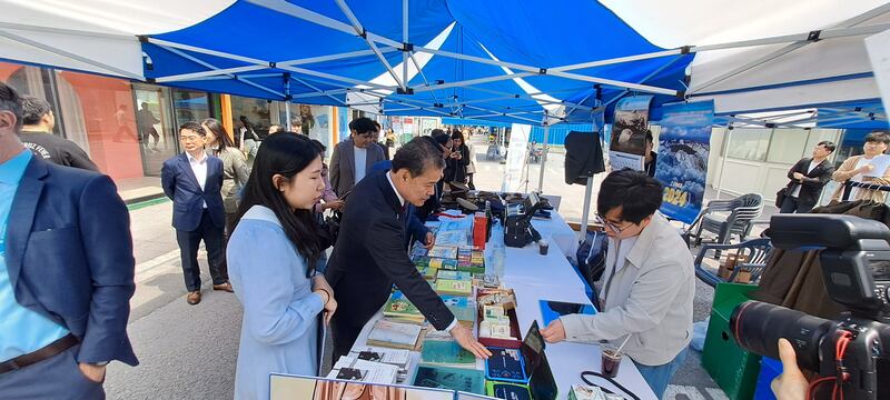 김영호 통일부 장관이 서울 성동구 서울숲 언더스탠드에비뉴에서 열린 북한인권 체험형 전시프로그램 'ZOOM IN 2.0X'에서 전시를 둘러보고 있다.