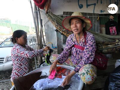 អតីត​អ្នក​បុរីកីឡា រស់​នៅ​តំបន់​ភ្នំបាត លោកស្រី សាន សារ៉ុម ដើរ​ស៊ី​ឈ្នួល​បោក​ខោអាវ​ឲ្យ​អ្នក​នៅ​ភ្នំពេញ កាល​ពី​ថ្ងៃ​ទី​១ ខែ​មករា ឆ្នាំ​២០១៧។ 