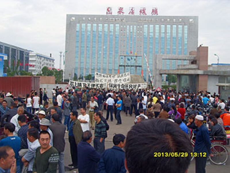 2013年5月29日，受影響的靈井鎮數千村民，連續十多天接力到煤礦公司外抗議。（村民提供） 