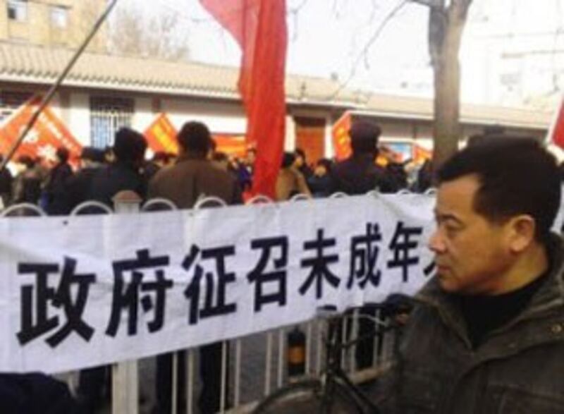 图片：数千名于上世纪六、七十年代参加襄渝铁路建设的三线学兵连成员星期三到陕西省政府游行请愿。（维权网）