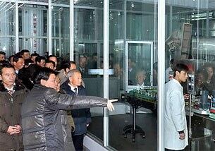 북한의 장거리 로켓 `은하 3호'의 발사에 기여한 과학자와 간부 등 관계자들이 김정은의 초청을 받아 평양시내 한 공장을 참관하고 있다.