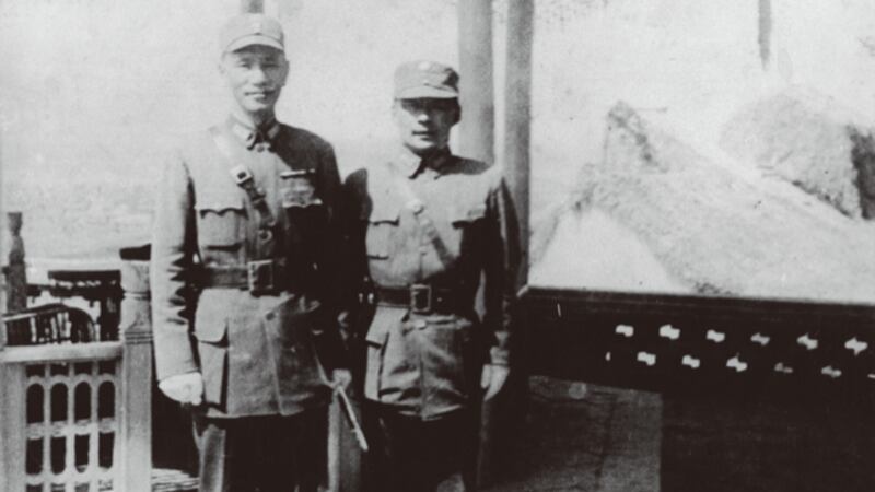 一九四二年九月第八战区胡宗南副司令长官(右)与蒋中正委员长于西安常宁宫望远亭。(胡为真、民国历史文化学社提供)