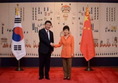 Chủ tịch Trung Quốc Tập Cận Bình và TT Nam Hàn Park Geun-Hye (phải) tại Seoul hôm 3/7/2014. AFP PHOTO.