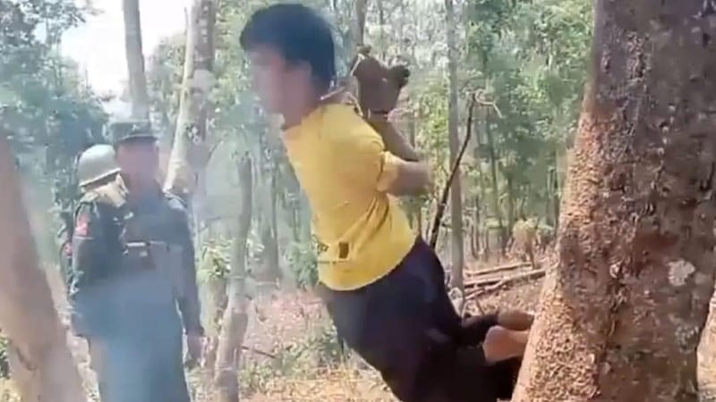 လူမှုကွန်ရက်စာမျက်နှာတွင် ပျံ့နှံ့နေသည့် မီးမြှိုက်ပြီး စစ်ဆေးခံနေရသည့် အရပ်သားတစ်ဦးအား တွေ့ရစဉ်။ (Photo: Citizen Journalist)