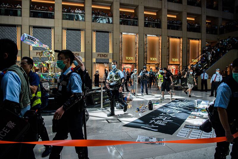 2020年6月30日，随着北京通过港版国安法，防暴警察进入香港一家购物中心驱散参加香港午饭集会的市民。（AP）