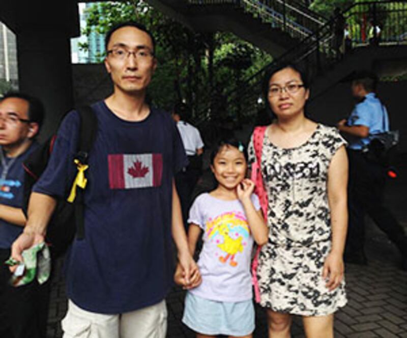 2015年5月31日，與家人長期參與六四遊行陳先生，對有學生團體缺席支聯會六四燭光晚會感失望。(林靜攝)