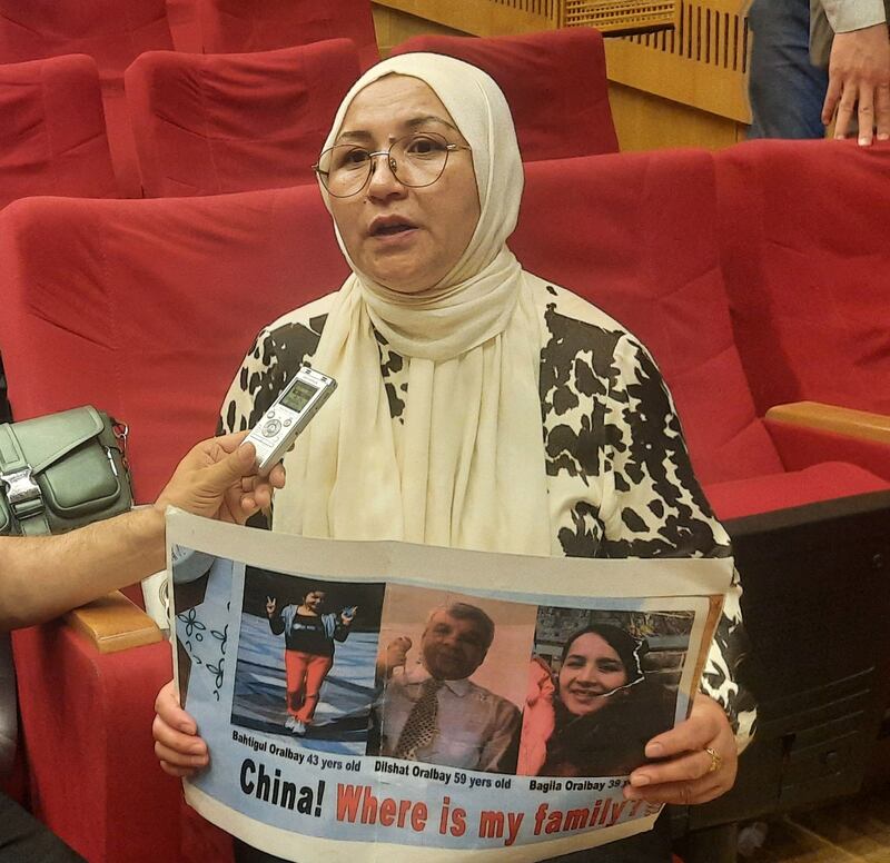 شاھىت مەلىكە مەخمۇت خانىم 20 يىللىق تۈرمىگە قامالغان تاغىسى دىلشات ئورالباي توغرىسىدا سۆز قىلماقتا. 2023-يىلى 21-ئىيۇن، تۈركىيە.