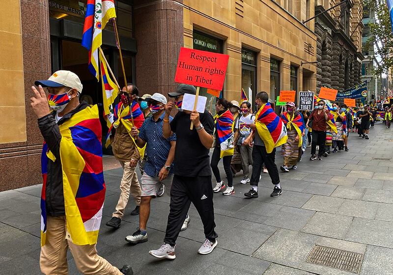 活动人士展开马丁广场至中共总领事馆徒步游行,抗议中共在藏高压政策。(记者丹珍摄)