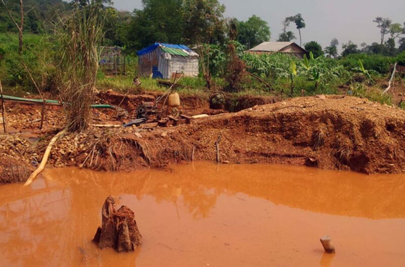 ទីតាំងរាវរករ៉ែមាសនៅតំបន់ព្រៃមាស ឃុំបរខាំ ស្រុកអូរយ៉ាដាវ ខេត្តរតនគិរី។ រូបថតថ្ងៃទី២៣ តុលា ឆ្នាំ២០១៥