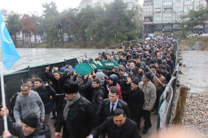 مەرھۇم دىنى ئالىم ئابدۇلھەكىمخان مەخسۇم ھاجىمنىڭ جىنازا نامىزى