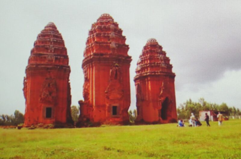 ប្រាសាទ​វិជ័យ​នៅ​ក្នុង​ប្រទេស​ចាម ដែល​កសាង​ឡើង​អំឡុង​សតវត្ស​ទី​១៣ មាន​រចនាបថ និង​រូបរាង​ប្រហាក់​ប្រហែល​គ្នា​នឹង​កំពូល​ប្រាសាទ​អង្គរវត្ត​របស់​ខ្មែរ។ រូបថត​ថ្ងៃ​ទី​៣០ ខែ​កក្កដា ឆ្នាំ​២០១៥ 
