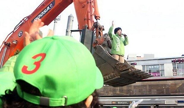 4·13 국회의원 총선거의 공식 선거운동이 시작된 가운데 전국 곳곳에서 표심을 잡기 위한 후보들의 이색 선거운동이 눈길을 끌고 있다.