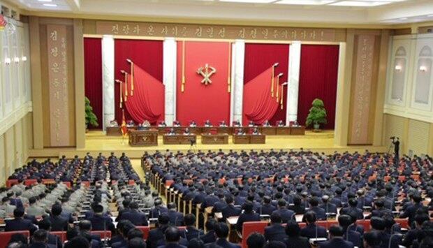 북한이 지난 28일 노동당 제7기 제5차 전원회의를 열어 '국가 건설'과 '국방 건설'에 관련된 중대한 문제를 토의했다고 조선중앙TV가 보도했다. 김정은 국무위원장이 지도한 이번 회의에는 최룡해 국무위원회 제1부위원장을 비롯해 당 중앙위원회 위원, 후보위원들과 당 중앙검사위원회 위원들이 참가했다. 