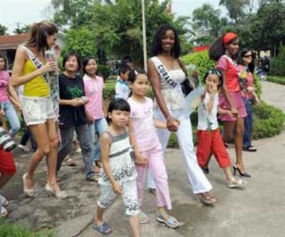 Các thí sinh Hoa Hậu Hoàn Vũ 2008 tham quan làng SOS ở Hà Nội hôm 27-6-2008.