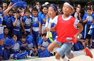 서울 마포구 동교초등학교에서 열린 가을 운동회 '동교 한마당 큰잔치'에서 학생들이 이어달리기 대표선수들을 응원하고 있다.