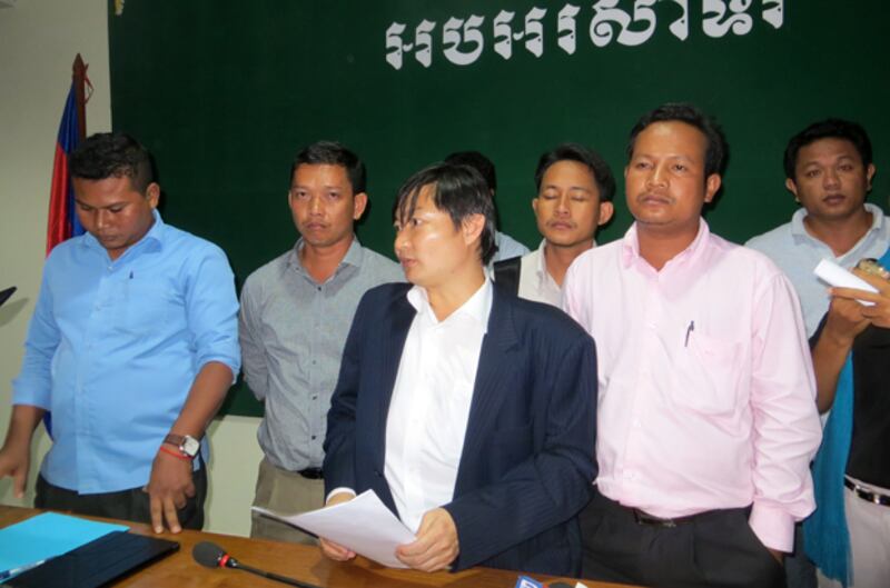 សន្និសីទ​កាសែត​ក្រោយ​កិច្ច​ប្រជុំ​ត្រី​ភាគី​ស្វែង​រក​តួលេខ​ប្រាក់​ខែ​គោល​កម្មករ នា​ទីស្ដីការ​ក្រសួង​ការងារ និង​បណ្ដុះបណ្ដាល​វិជ្ជាជីវៈ កាល​ពី​ថ្ងៃ​ទី​៣០ ខែ​តុលា ឆ្នាំ​២០១៤។