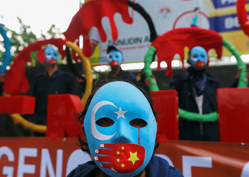 资料图片：2021 年 6 月 25 日，印度尼西亚雅加达青年及体育部大楼外，活动人士抵制北京 2022 年冬季奥运会的抗议活动。（路透社）