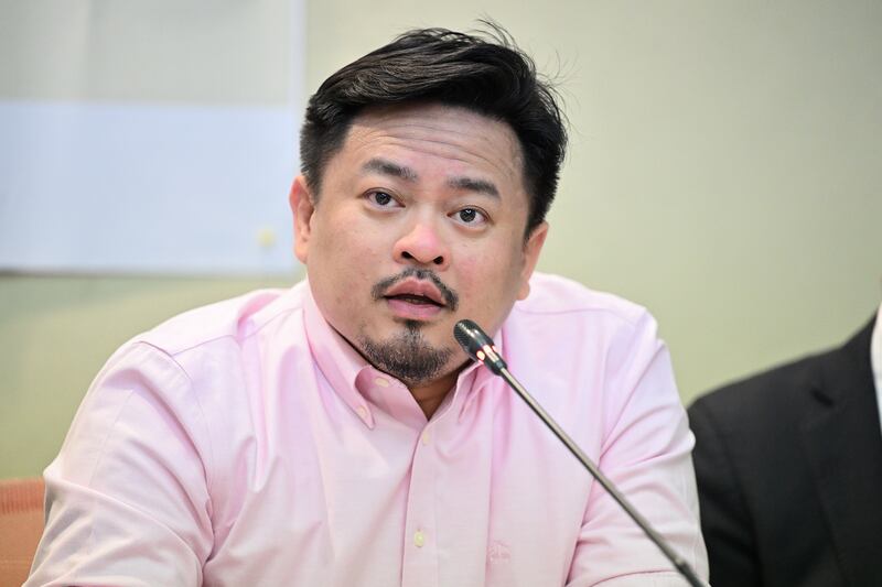 民進黨立委洪申翰說，《入出國及移民法》修訂後，限制侵害人權的外國人、港澳和大陸人士入境，是台灣在人權上的一大進步。（鍾廣政攝）