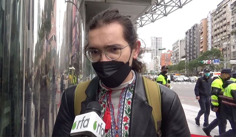 在台乌克兰学生Andriy Kashyrskyy，在莫斯科驻台北代表处前，参加俄乌战争一周年记者会。（记者夏小华摄）
