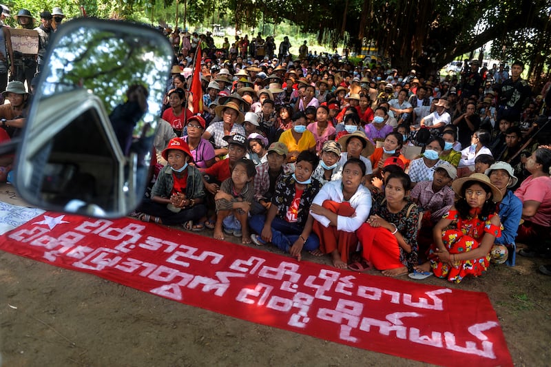 ၂ဝ၂၂ ခုနှစ် စက်တင်ဘာလ ၂၂ ရက်နေ့က အာဏာသိမ်းစစ်ကောင်စီကို ဆန္ဒပြနေကြသည့် စစ်ကိုင်းဒေသခံများ။