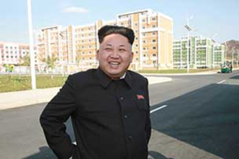조선노동당 제1비서 겸 국방위원회 제1위원장이자 조선인민군 최고사령관인 김정은 동지가 새로 일떠선 위성과학자주택지구를 현지지도하였다고 조선중앙통신이 14일 보도했다.