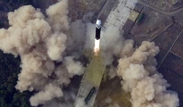 북한이 전날 김정은 총비서의 지도 아래 신형 대륙간탄도미사일(ICBM) '화성-17형' 시험발사를 단행했다고 북한 관영매체인 조선중앙통신이 25일 보도했다.