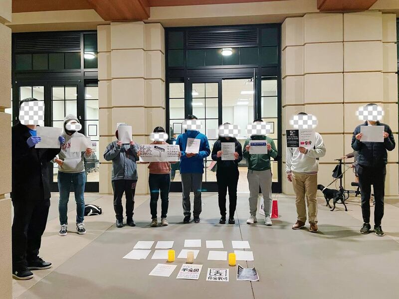 2022年11月27日黄昏，斯坦福大学校园内响应“白纸革命”的活动。（活动参加者提供）