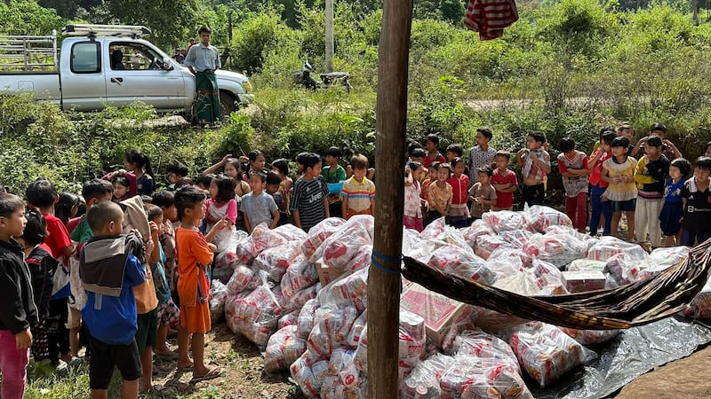 စားနပ်ရိက္ခာရယူရန် တန်းစီစောင့်ဆိုင်းနေသည့် ကရင်နီစစ်ဘေးဒုက္ခသည်ကလေးများအား ၂ဝ၂၃ ခုနှစ် နိုဝင်ဘာလဆန်းပိုင်းက တွေ့ရစဉ်။ (Photo: Citizen Journalist)