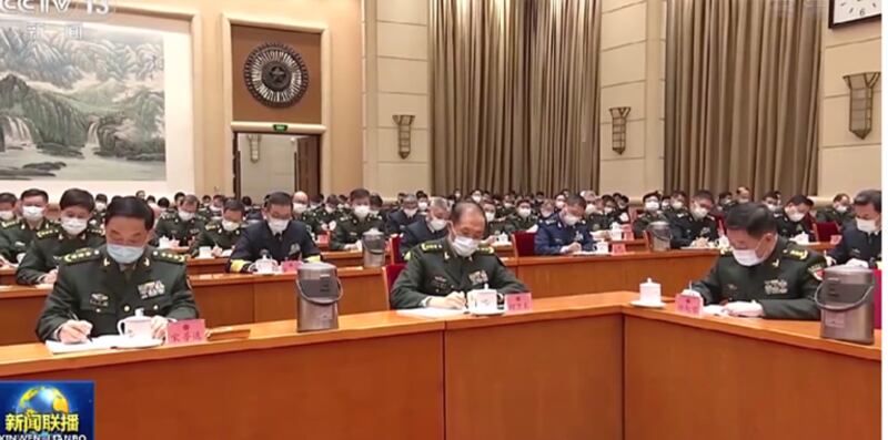 目前解放军领导层是过渡的一代。图为今年3月两会期间解放军代表团全体会议现场。（视频截图）