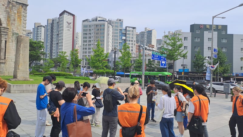 행사에 참여한 시민들이 서울 독립문 앞에서 휴대폰을 이용해 전시납북 관련 내용을 검색하고 있다.