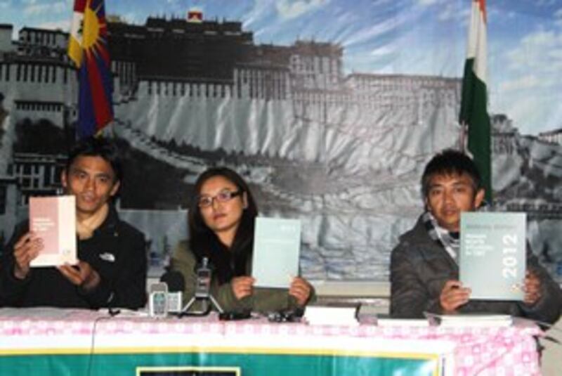 图片：西藏人权与民主促进中心1月17日发布《2012西藏境内人权状况》年度报告。（西藏快报）