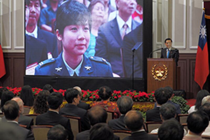 2015年5月20日，馬英九演講中介紹，在他推動募兵制後，從軍成為台灣第一位女性戰機駕駛的高慈妤。（鍾廣政攝）