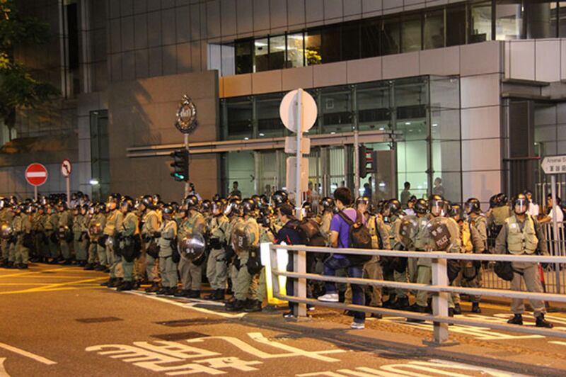 大批警察在現場戒備。(粵語組記者攝)