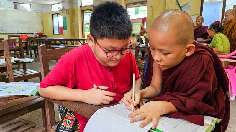 ရန်ကုန်တိုင်း၊ လှိုင်မြို့နယ်၊ အမှတ်(၁၂) ရပ်ကွက်ရှိ အောင်သိဒ္ဓိ မဟာမြိုင်ဘုန်းတော်ကြီးသင် ပညာရေးကျောင်းမှာ စာသင်ကြားနေတာကို တွေ့ရစဉ်။ Photo : RFA