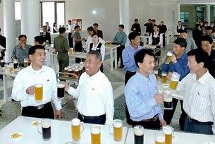 평양의 경흥관 맥주집에서 근로자들이 여러종류의 대동강 맥주를 마시고 있다. 