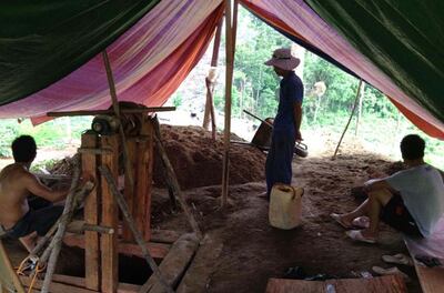 ជនជាតិវៀតណាម ៣នាក់នៅក្នុងរោងអណ្ដូងរ៉ែ និងម្នាក់កំពុងនៅក្នុងអណ្ដូងរ៉ែ នៅចំណុចភ្នំក្រូច ភូមិកាទៀង ឃុំល្បាំងពីរ ស្រុកលំផាត់ ខេត្តរតនគិរី រៀបគេចខ្លួនខណៈសមត្ថកិច្ចចុះបង្ក្រាបកាលពីថ្ងៃទី២៤ ខែមិថុនា ឆ្នាំ២០១៥។