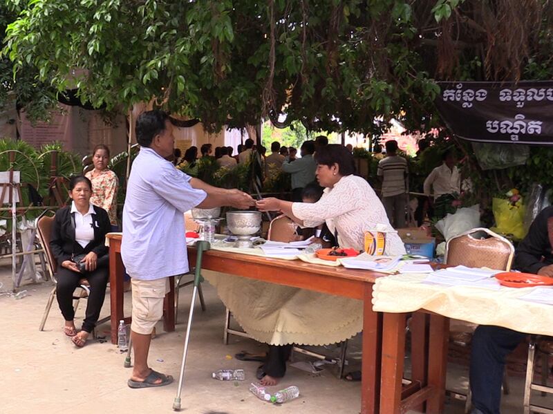 ជន​ពិការ​រស់នៅ​ភូមិ​ពោធិ៍ ក្នុង​ឃុំ​ព្រែកស្ដី ស្រុក​កោះធំ ខេត្ត​កណ្ដាល លោក ជិន វ៉ន ចូលរួម​គោរព​វិញ្ញាណក្ខន្ធ​សព​លោក​បណ្ឌិត កែម ឡី នា​វត្ត​ចាស់ ខណ្ឌ​ជ្រោយចង្វារ កាល​ពី​ថ្ងៃ​ទី​១៥ ខែ​កក្កដា ឆ្នាំ​២០១៦។ RFA/Phann Yasy