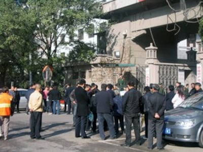 图片:11月4日中共西安市委门前是为征地问题上访的刘北堡村民。(志愿者提供/丁小)