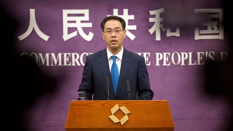 图为,2018年3月29日,中国商务部发言人高峰在记者会上谈中美贸易纠纷。(美联社)