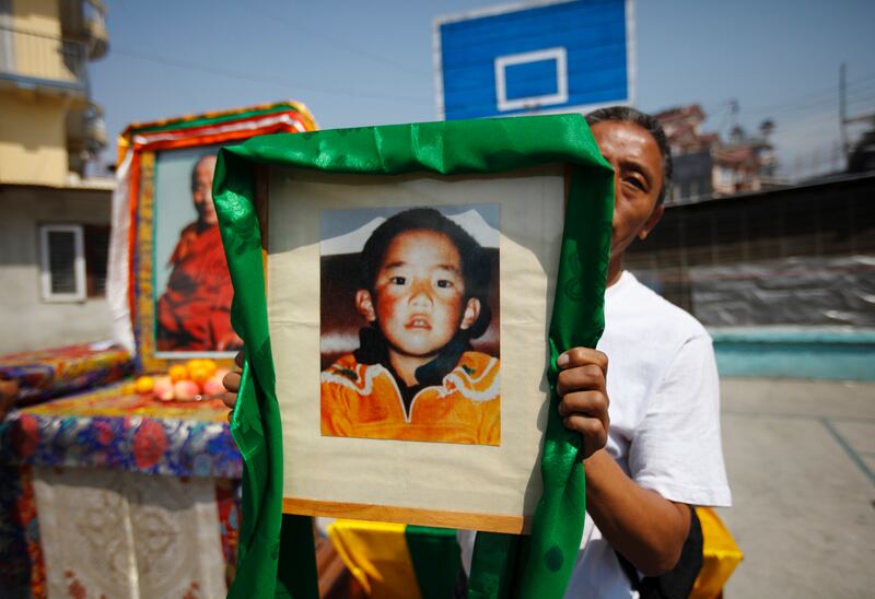 བལ་ཡུལ་ནང་དུ་བོད་མི་ཞིག་གིས་༧ཀུན་གཟིཊ་པཎ་ཆེན་དགེ་འདུན་ཆོས་ཀྱི་ཉི་མ་མཆོག་གི་སྐུ་པར་ཕྱར་བ། ༢༠༡༢།༤།༢༥