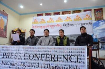 图片:印度达兰萨拉五大非官方组织于2月18日在西藏儿童村日校举行记者会。(记者丹珍拍摄)