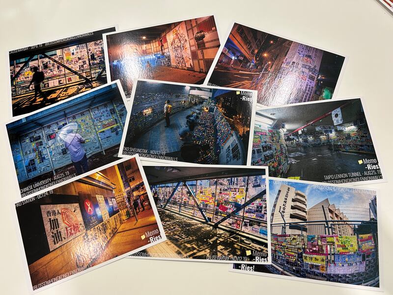 多倫多港人再辦「連儂牆相片記錄」展覽，今年更擴展至倫敦。明信片收益扣除成本會捐助細葉榕人道支援基金。（RFA圖片）