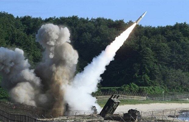 북한의 대륙간탄도미사일(ICBM) 도발에 대응해 5일 오전 동해안에서 열린 한미 연합 탄도미사일 타격훈련에서 주한미군의 에이태킴스(ATACMS) 지대지미사일이 발사되고 있다.