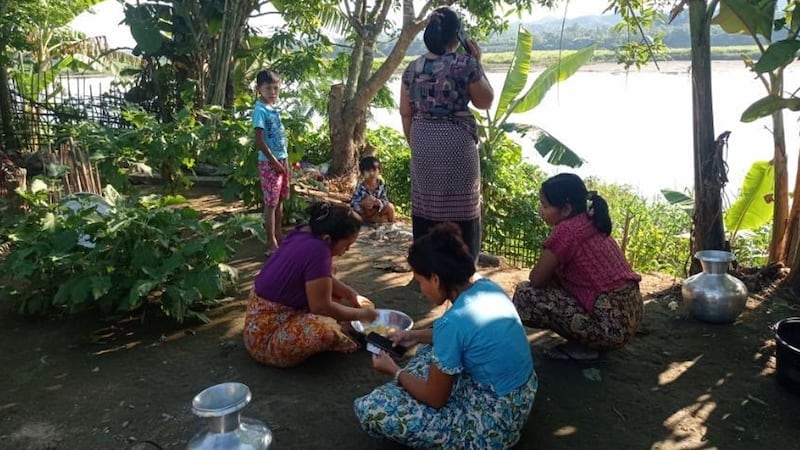မြောက်ဦးမြို့နယ် ရွာဟောင်းတော ရွာသားများ လက်ပြွတ်ကျေးရွာသို့ ထွက်ပြေးလာသည်ကို ၂၀၂၃ ခုနှစ်၊ ဒီဇင်ဘာလ ၂၄ ရက်နေ့က တွေ့ရစဉ်။ (Photo: Citizen Journalist)