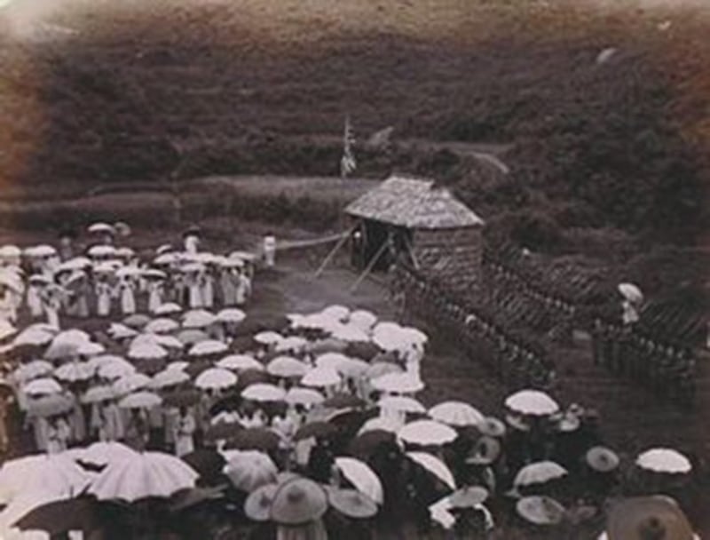 1899年4月，英国代表在新界大埔举行接管新界的仪式。（来自维基百科）