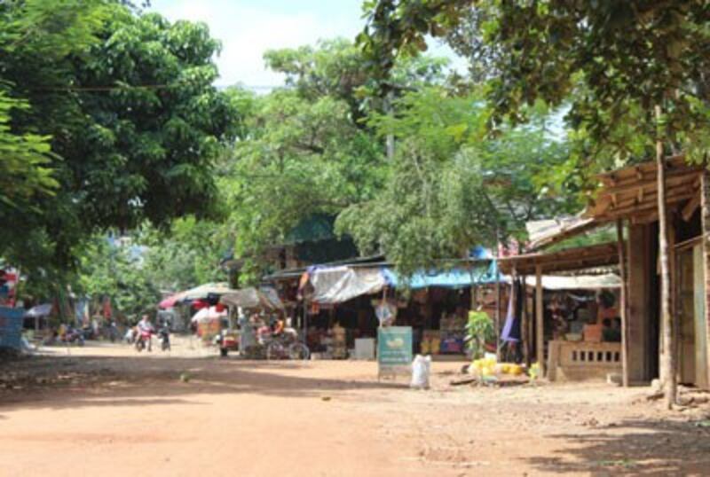 Quán bán hàng rong ở gần khu du lịch Đồng Mô. RFA PHOTO.