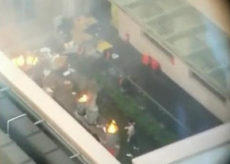 中國駐休斯頓總領館在院內焚燒文件產生濃煙驚動警方和消防人員；但使館人員阻止他們進入。（網路圖片）